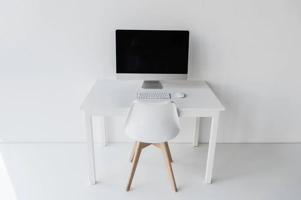 Posto di lavoro con computer in ufficio moderno — Foto stock