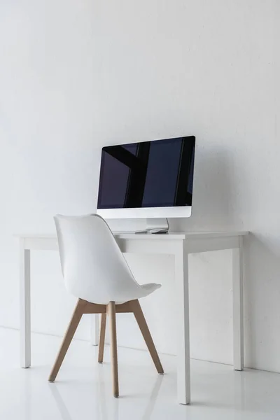 Lieu de travail avec ordinateur dans un bureau moderne — Photo de stock