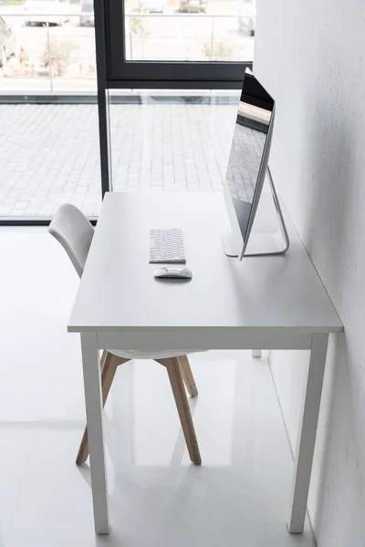 Lieu de travail avec ordinateur dans un bureau moderne — Photo de stock
