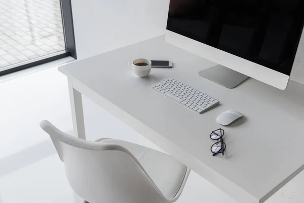 Workplace with computer in modern office — Stock Photo