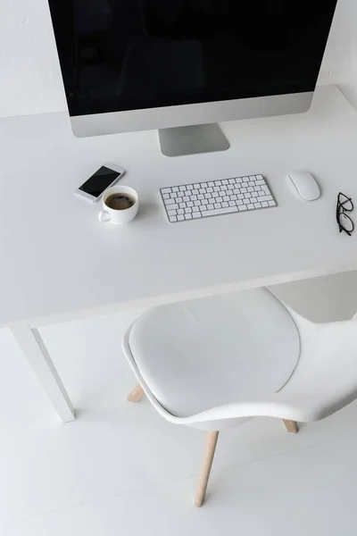 Lieu de travail avec ordinateur dans un bureau moderne — Photo de stock