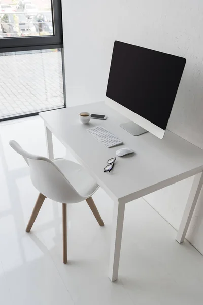 Lieu de travail avec ordinateur dans un bureau moderne — Photo de stock