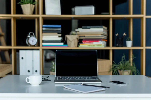 Luogo di lavoro con computer portatile — Foto stock