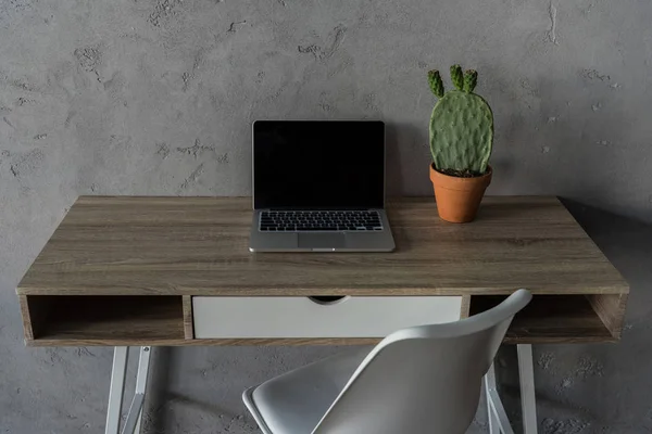 Local de trabalho com computador portátil — Fotografia de Stock