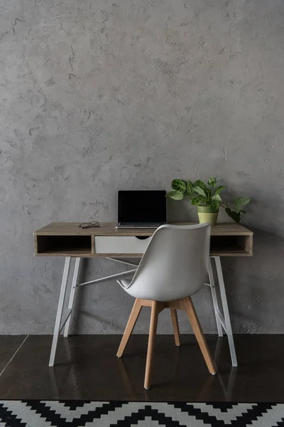 Lugar de trabajo con ordenador portátil - foto de stock