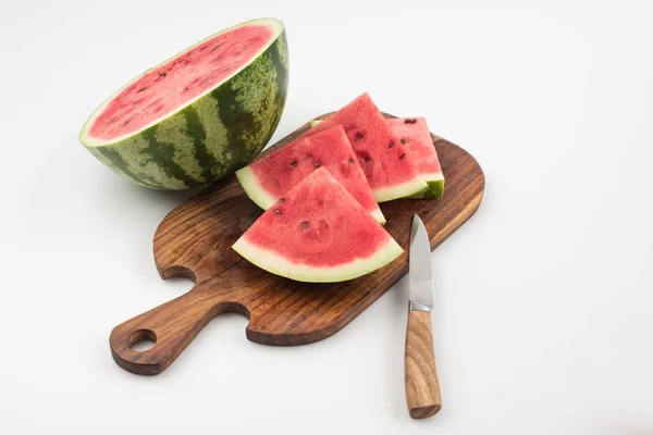 Wassermelone auf Schneidebrett — Stockfoto