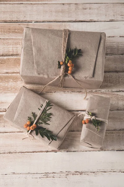 Weihnachtsgeschenke mit Vogelbeerenschmuck — Stockfoto