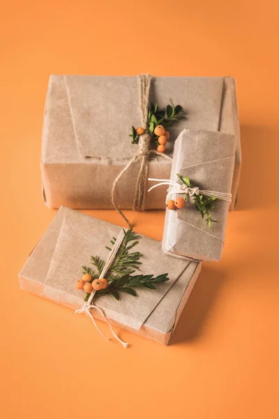 Regalos de Navidad en papel artesanal - foto de stock