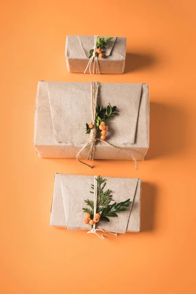 Подарункові коробки в ряд — стокове фото