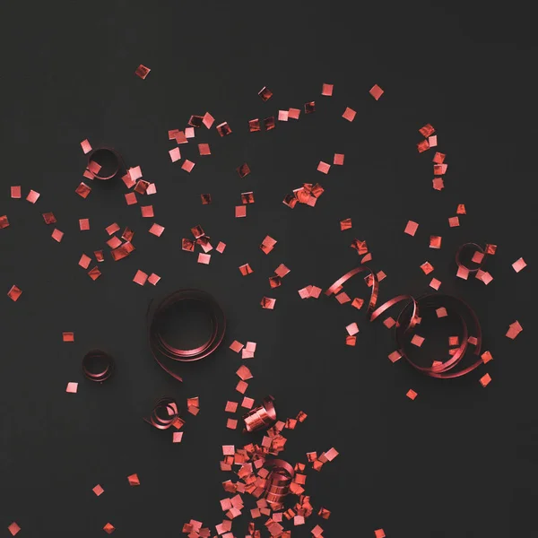 Confettis rouges sur noir — Photo de stock