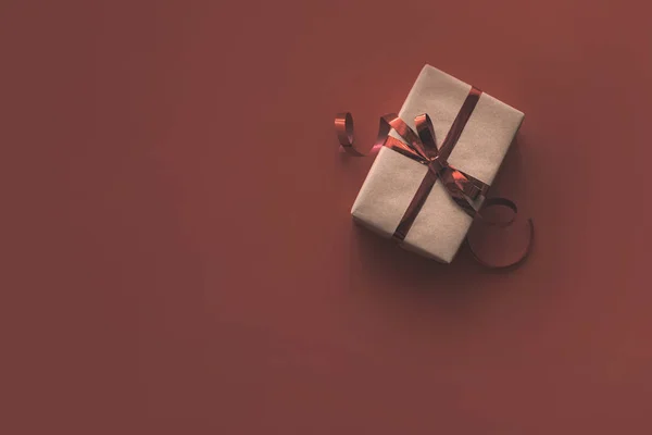 Рождественский подарок с лентой — стоковое фото
