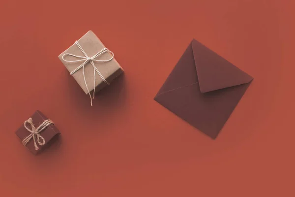 Різдвяні подарунки та конверт — стокове фото