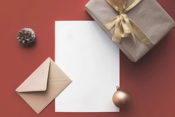 Empty card with christmas present — Stock Photo