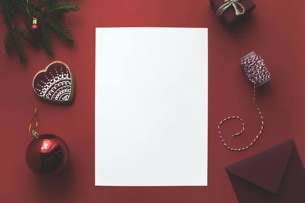Tarjeta en blanco con decoraciones navideñas - foto de stock