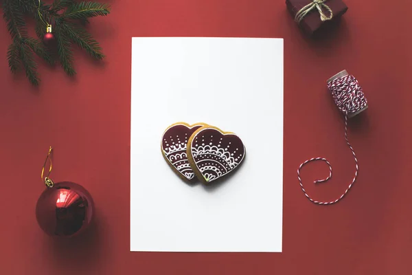 Tarjeta de Navidad con galletas de jengibre - foto de stock