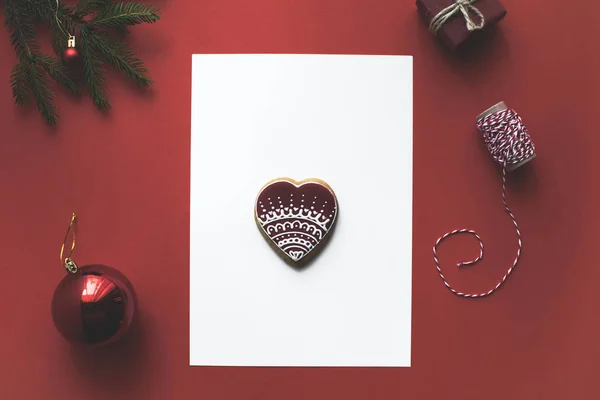Cartão de Natal com biscoito de gengibre — Fotografia de Stock