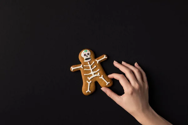 Mão com biscoito halloween — Fotografia de Stock