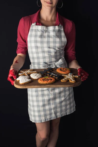 Menina segurando bandeja com biscoitos halloween — Fotografia de Stock