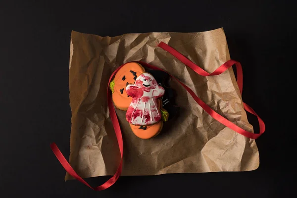 Galletas de halloween en papel de hornear - foto de stock