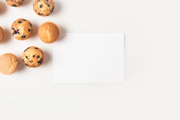 Cupcakes y tarjeta en blanco - foto de stock