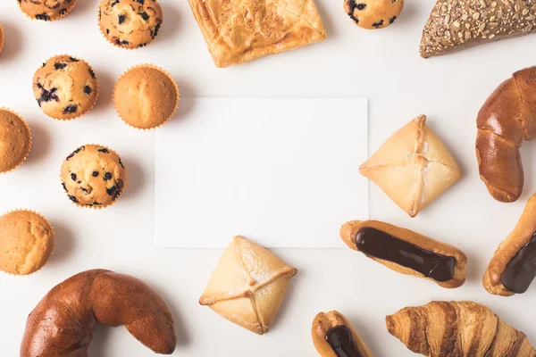 Vários tipos de pastelaria e cartão em branco — Fotografia de Stock