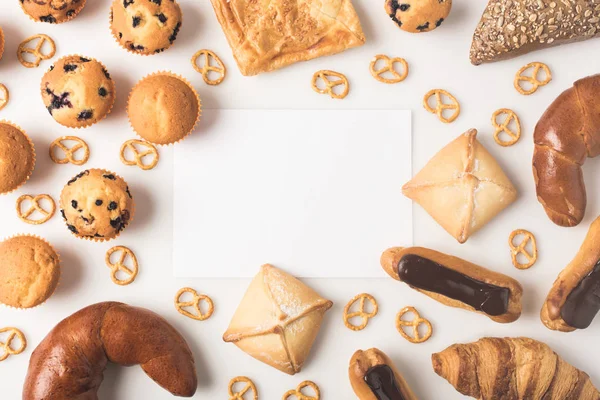 Varios tipos de pastelería y tarjeta en blanco - foto de stock