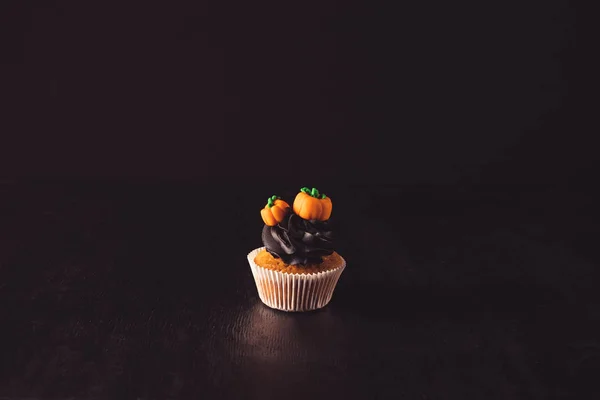 Cupcake de Halloween con calabazas - foto de stock