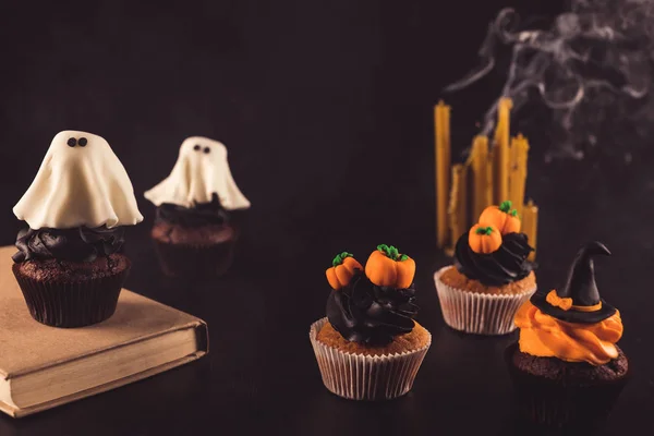 Cupcake e candele di Halloween — Foto stock