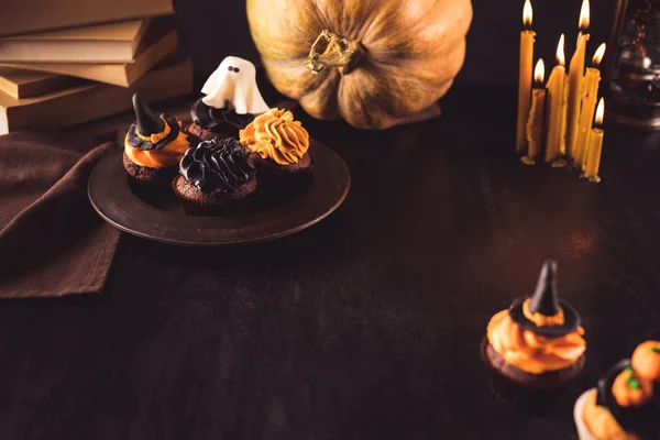 Cupcakes de Halloween y velas encendidas - foto de stock