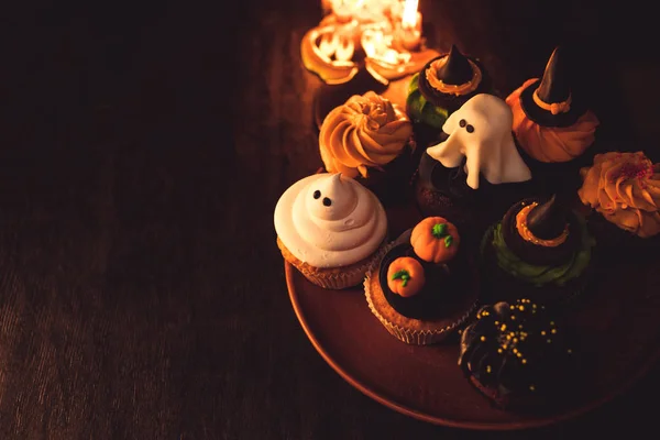 Cupcakes d'Halloween et bougies allumées — Photo de stock