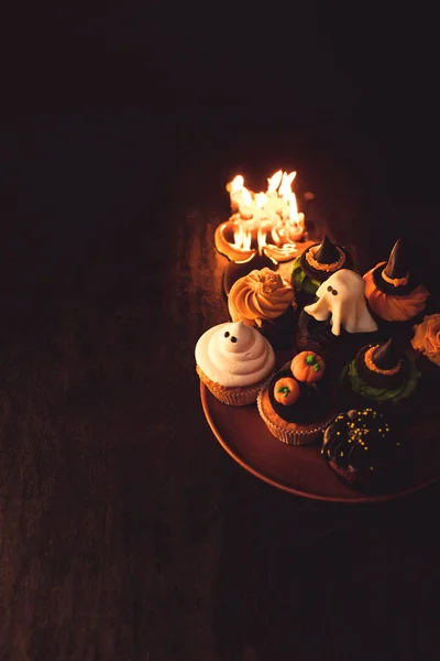 Cupcakes de Halloween y velas encendidas - foto de stock