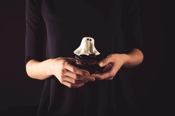 Person holding halloween cupcake — Stock Photo