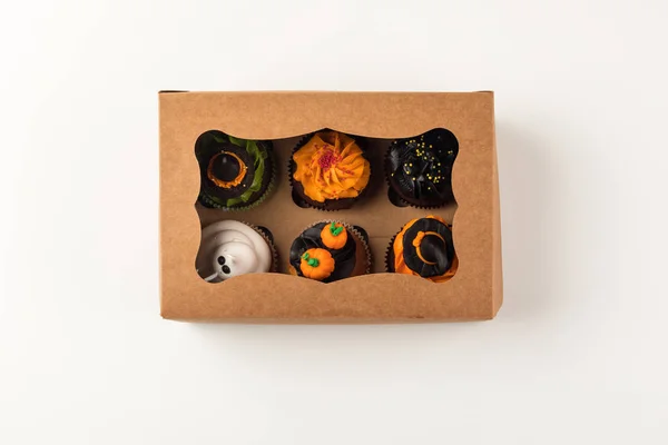 Cupcakes de Halloween en caja - foto de stock