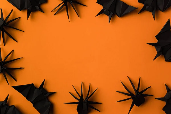Cadre halloween avec araignées et chauves-souris — Photo de stock