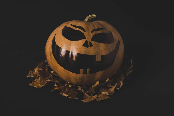 Pumpkin for halloween and dried leaves — Stock Photo
