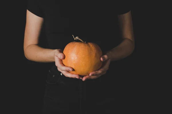 Femme tenant citrouille — Photo de stock