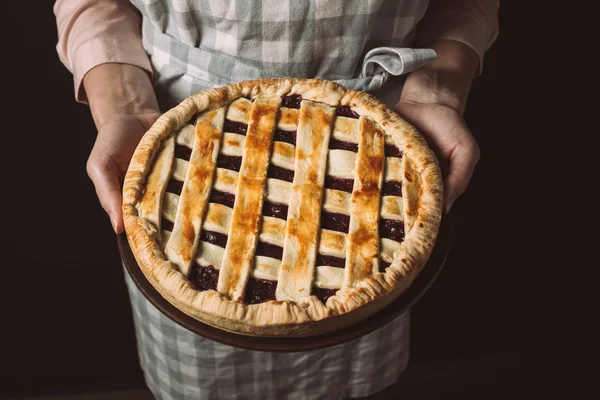 Femme avec tarte maison — Photo de stock