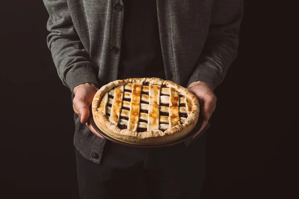 Homem segurando torta caseira — Fotografia de Stock