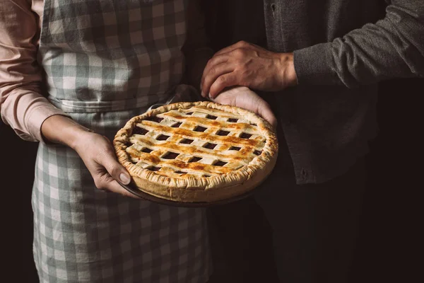 Casal com torta caseira — Fotografia de Stock