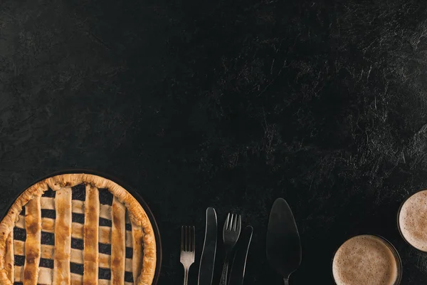 Berry pie and silverware — Stock Photo