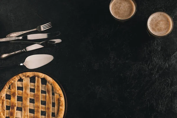 Berry pie and silverware — Stock Photo