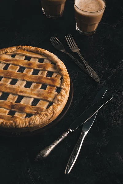 Berry pie and silverware — Stock Photo