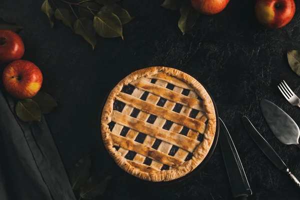 Apple pie and silverware — Stock Photo