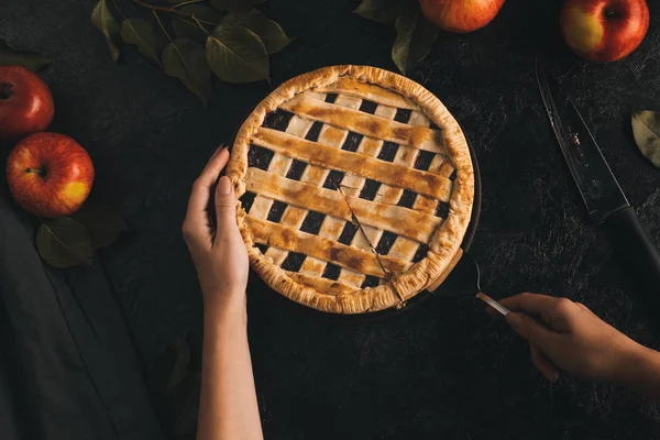 Femme prenant un morceau de tarte aux pommes — Photo de stock