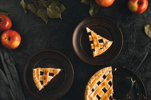 Pedazos de tarta de manzana - foto de stock