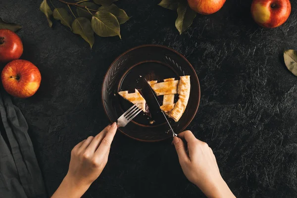 Mujer cortando pastel de manzana - foto de stock