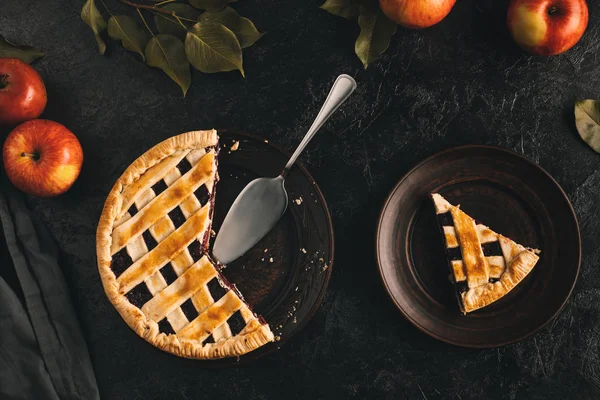 Tarta de manzana y servidor de pastel - foto de stock