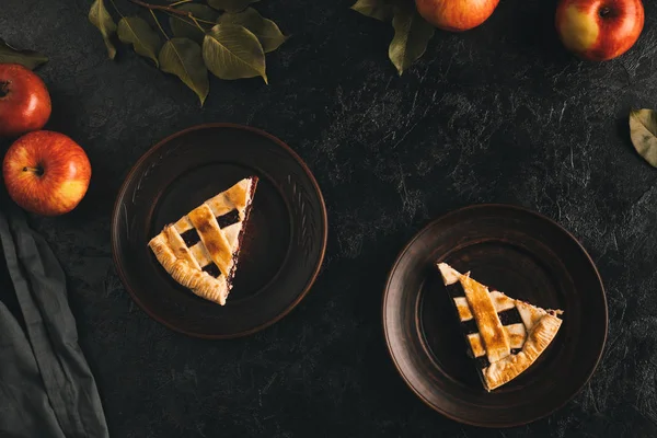Шматочки яблучного пирога на тарілках — стокове фото