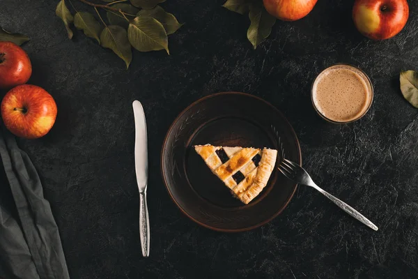 Шматок яблучного пирога на тарілці — стокове фото