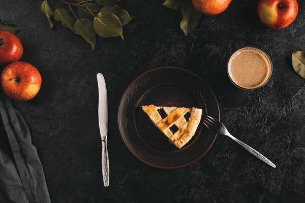 Pezzo di torta di mele sul piatto — Foto stock